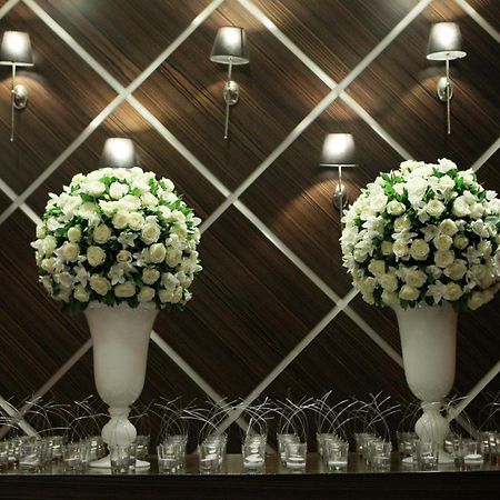 Limneon Resort & Spa カストリア エクステリア 写真 Flower arrangement