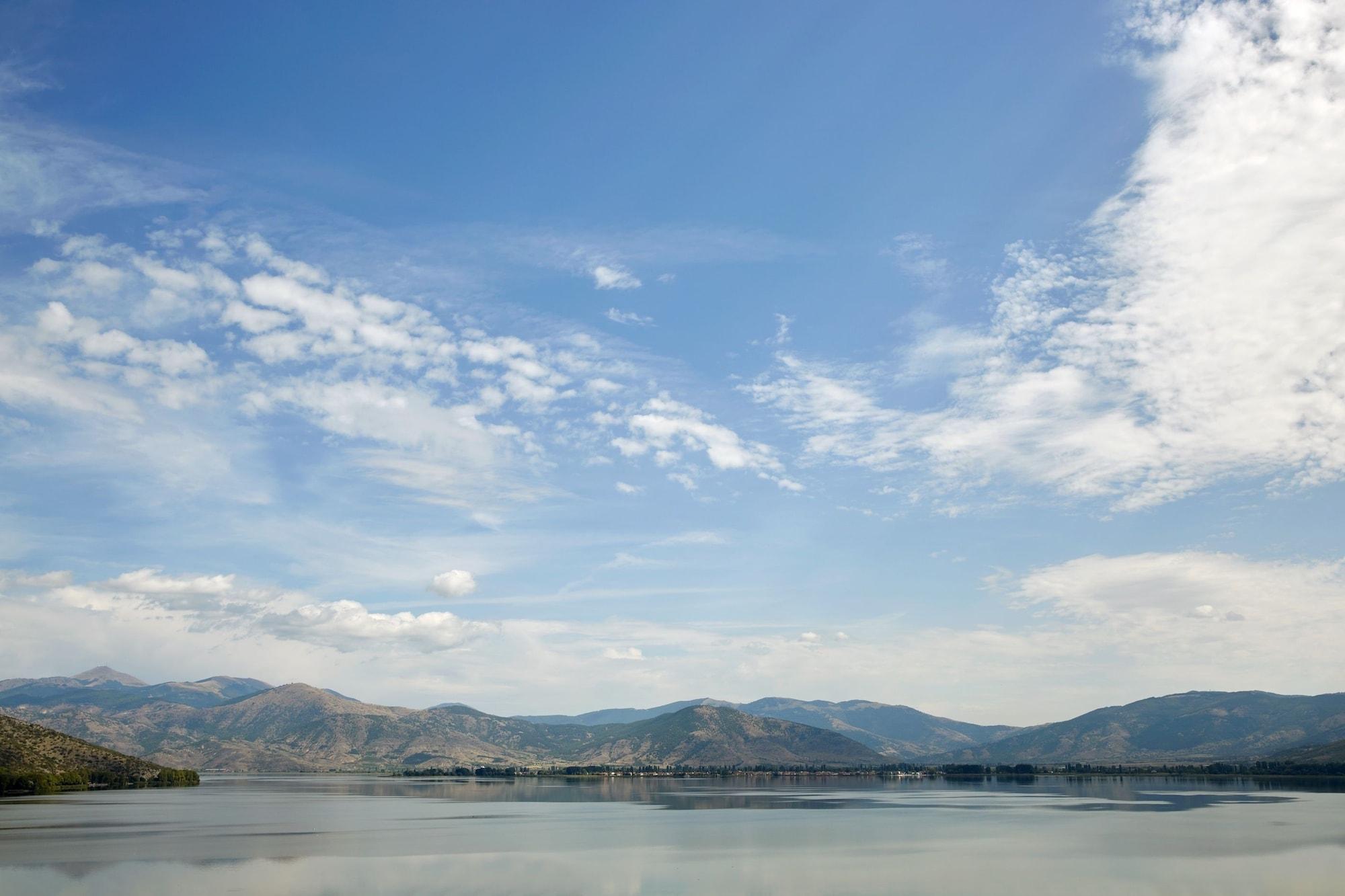 Limneon Resort & Spa カストリア エクステリア 写真 View of the lake