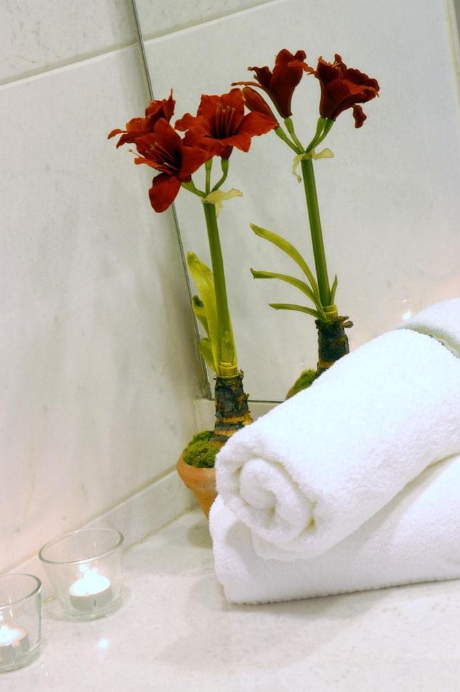 Limneon Resort & Spa カストリア エクステリア 写真 A lucky bamboo arrangement