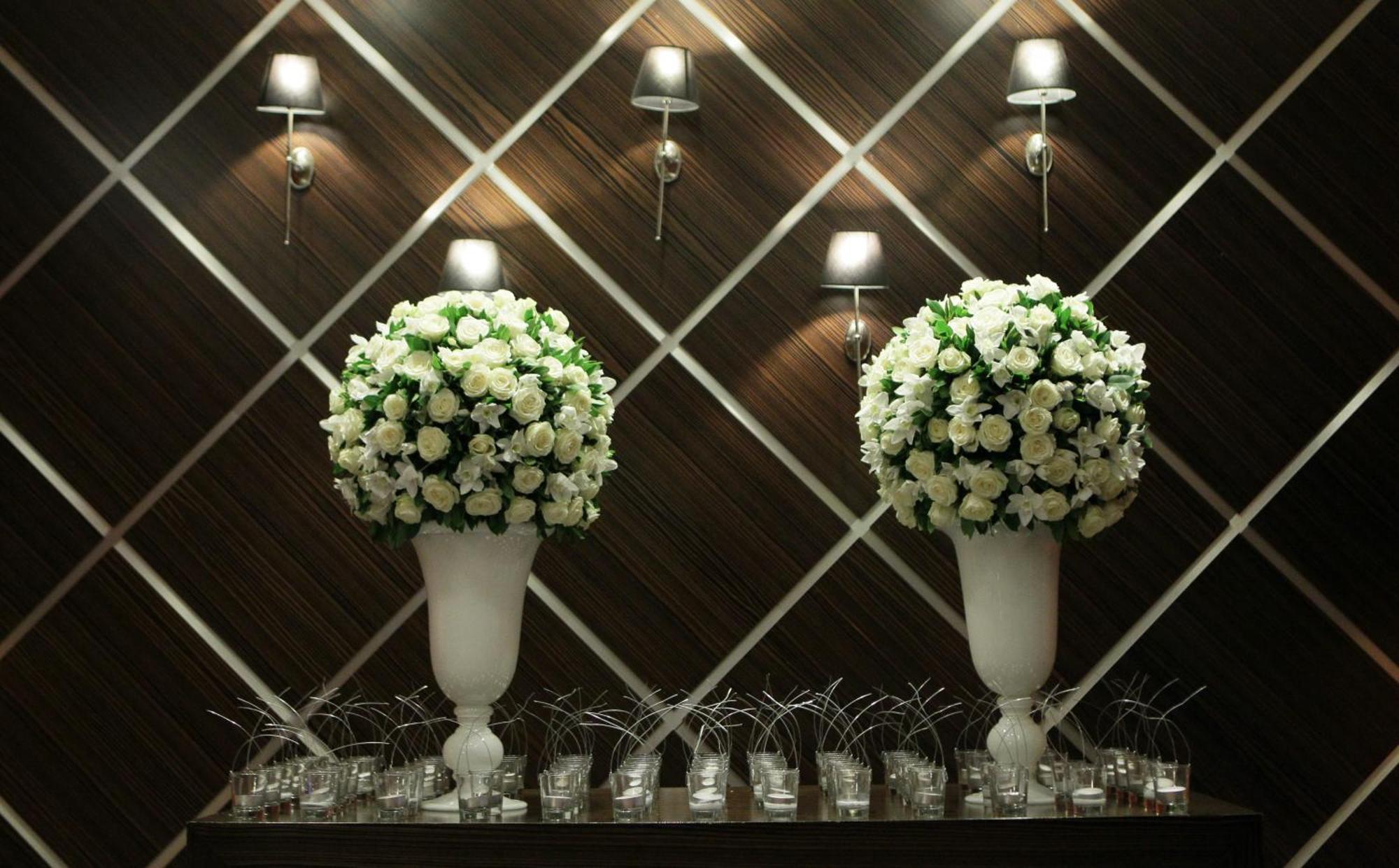 Limneon Resort & Spa カストリア エクステリア 写真 Flower arrangement