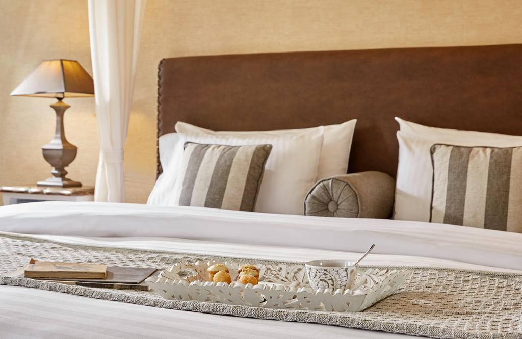 Limneon Resort & Spa カストリア エクステリア 写真 A bed with a headboard