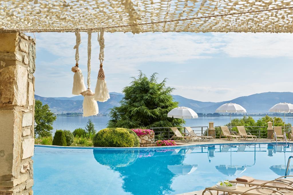 Limneon Resort & Spa カストリア エクステリア 写真 The pool at the hotel
