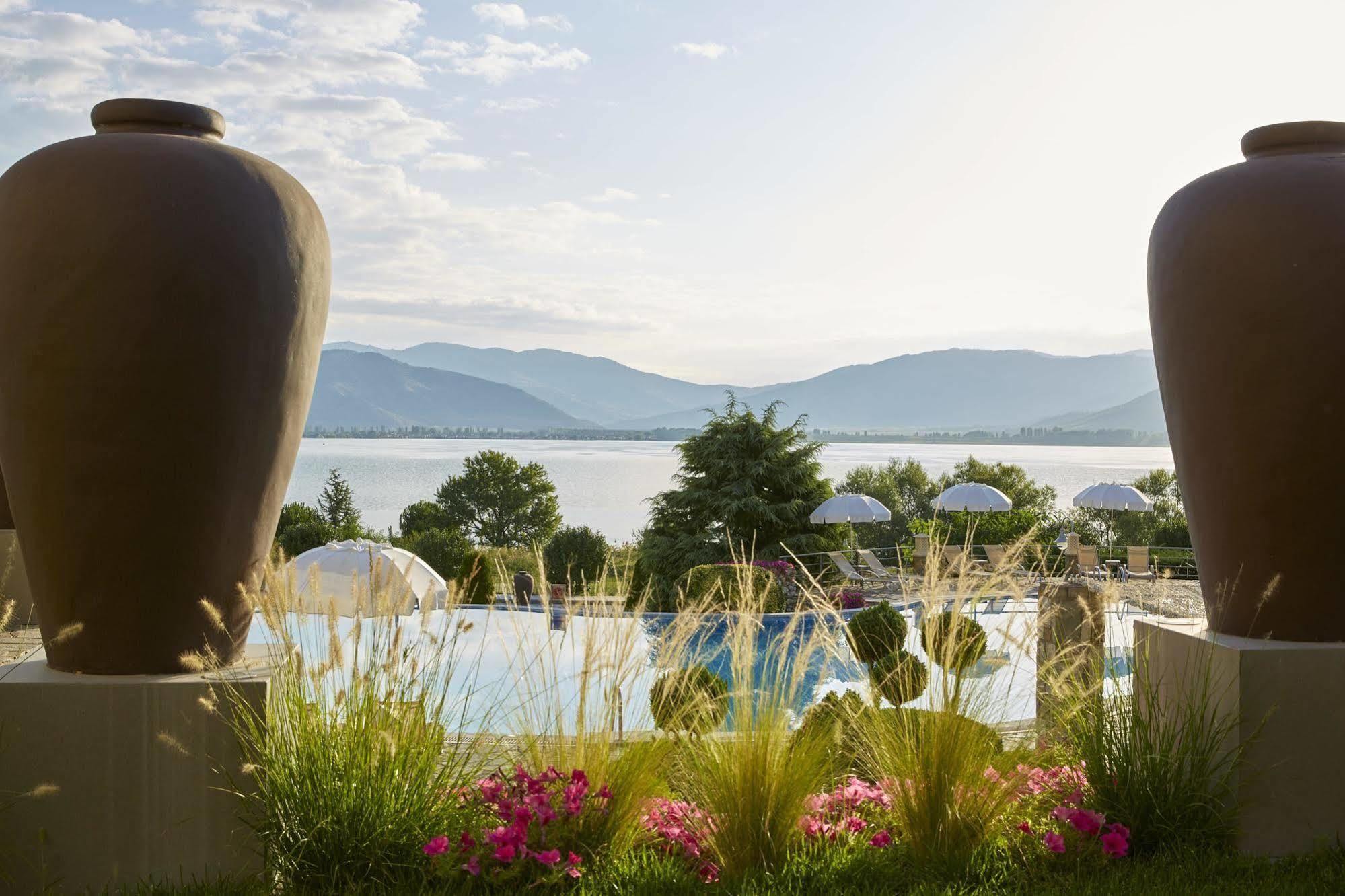 Limneon Resort & Spa カストリア エクステリア 写真 View of the resort