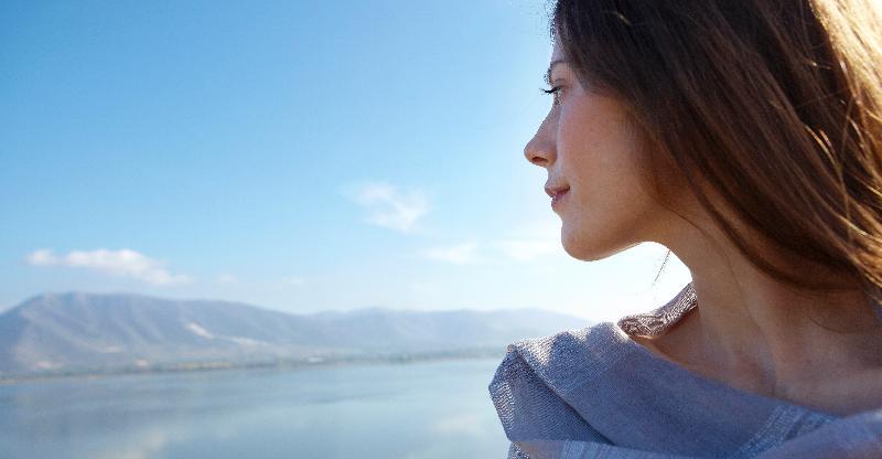 Limneon Resort & Spa カストリア エクステリア 写真 A woman with a long neck
